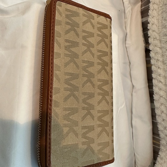 MICHAEL KORS TAN MONOGRAM TOTE 15x9 & ZIP AROUND WALLET - Picture 16 of 16